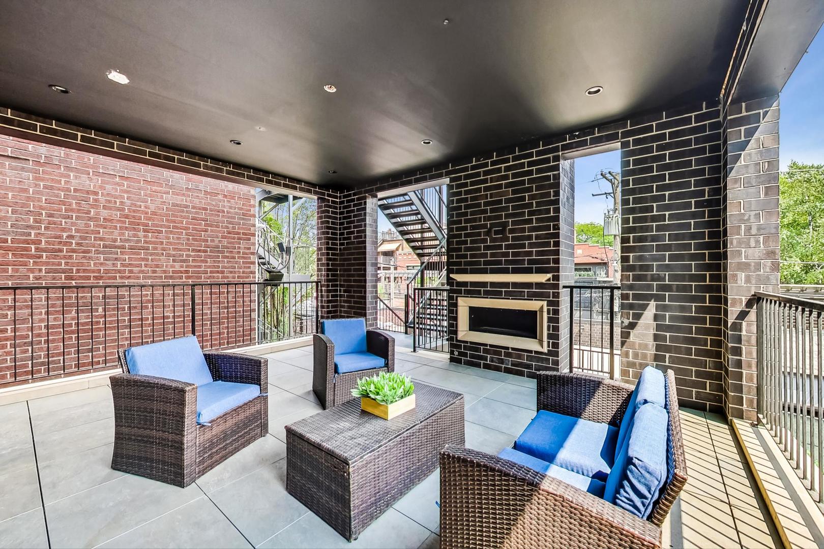 2049 N Clifton Avenue Unit: 2