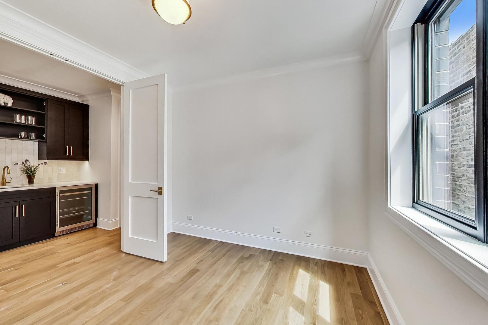 2049 N Clifton Avenue Unit: 2