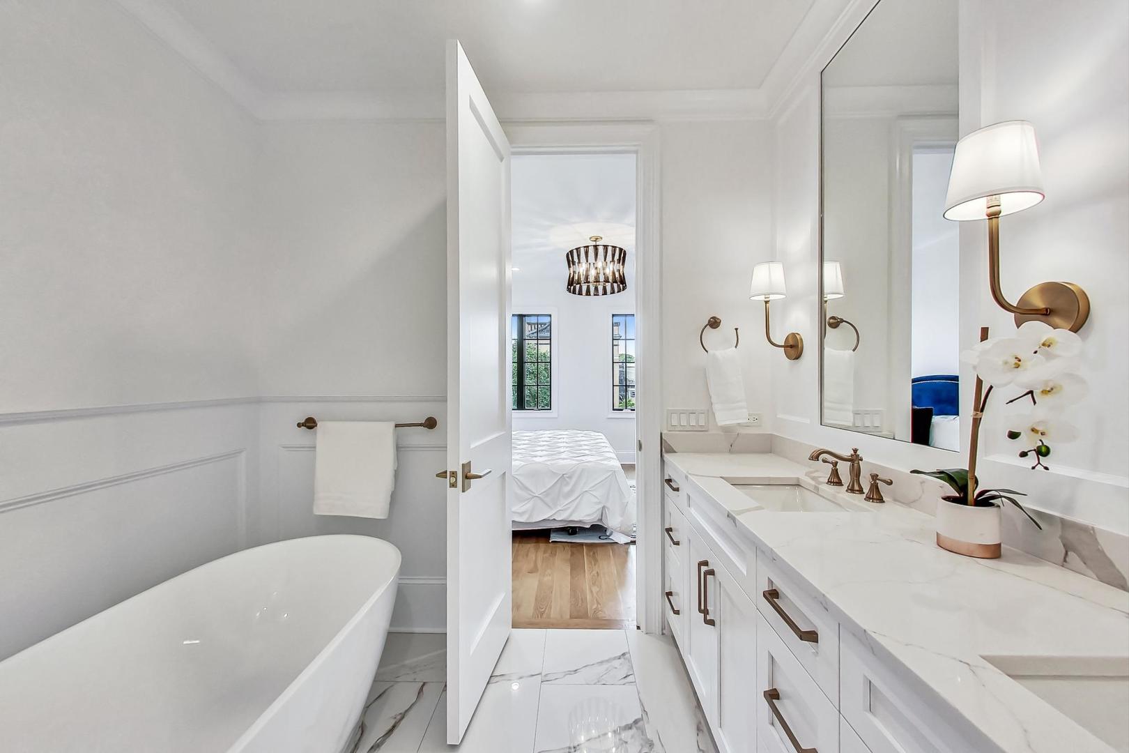 2049 N Clifton Avenue Unit: 2