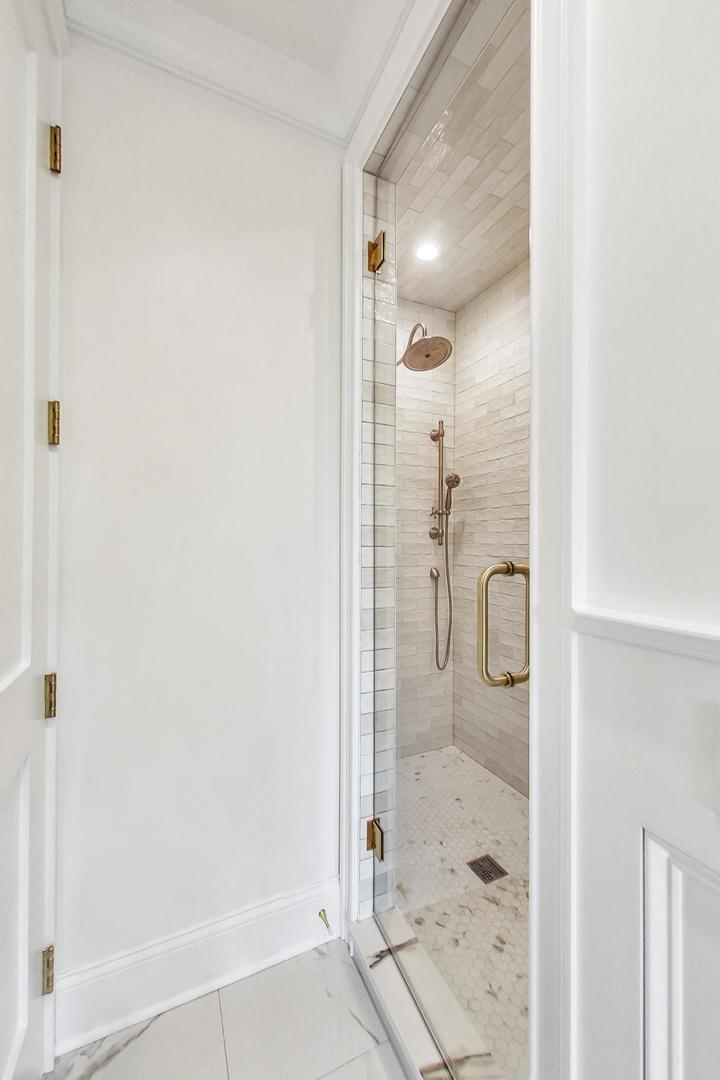 2049 N Clifton Avenue Unit: 2