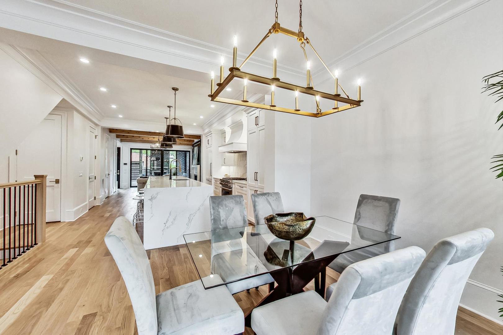 2049 N Clifton Avenue Unit: 2