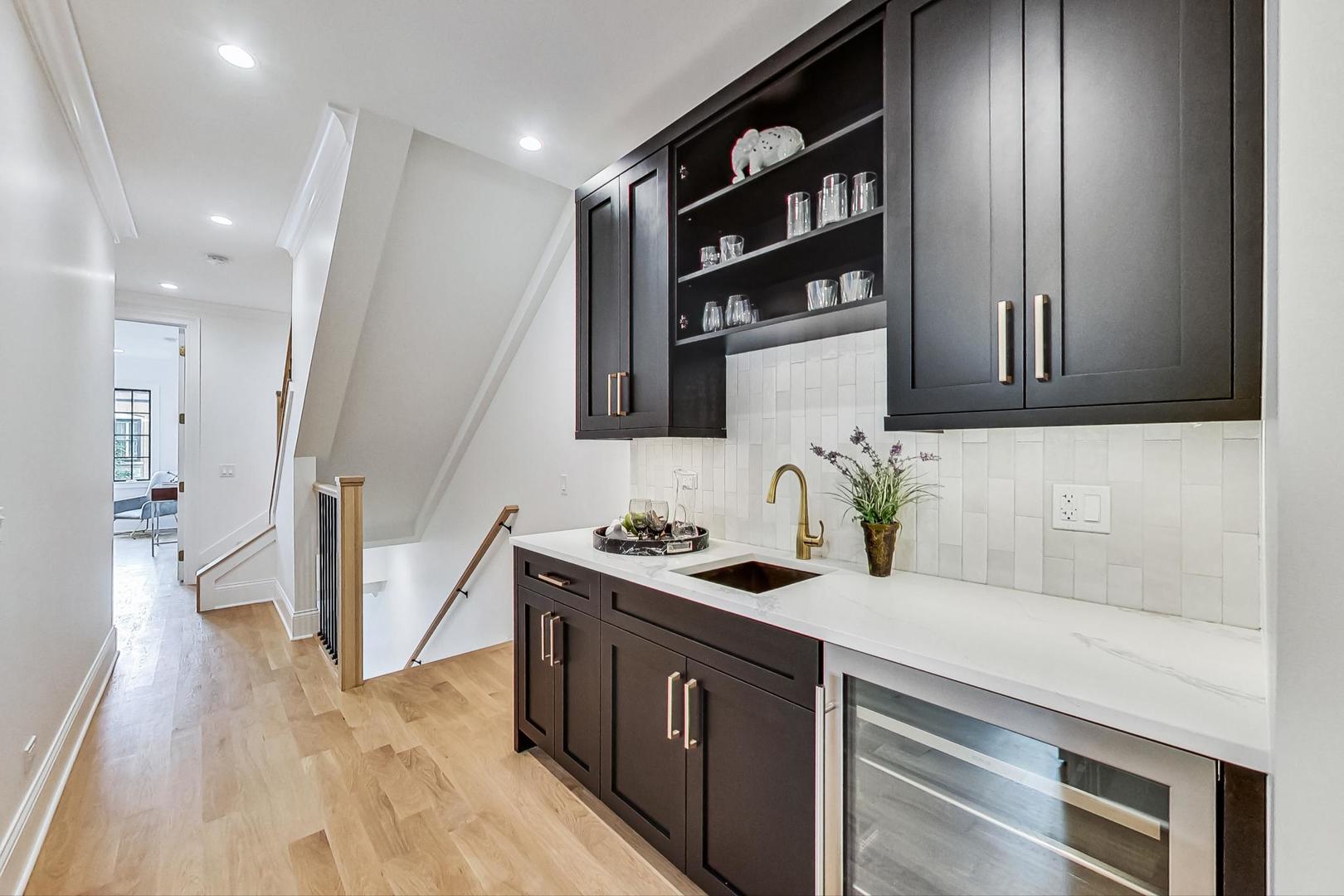 2049 N Clifton Avenue Unit: 2