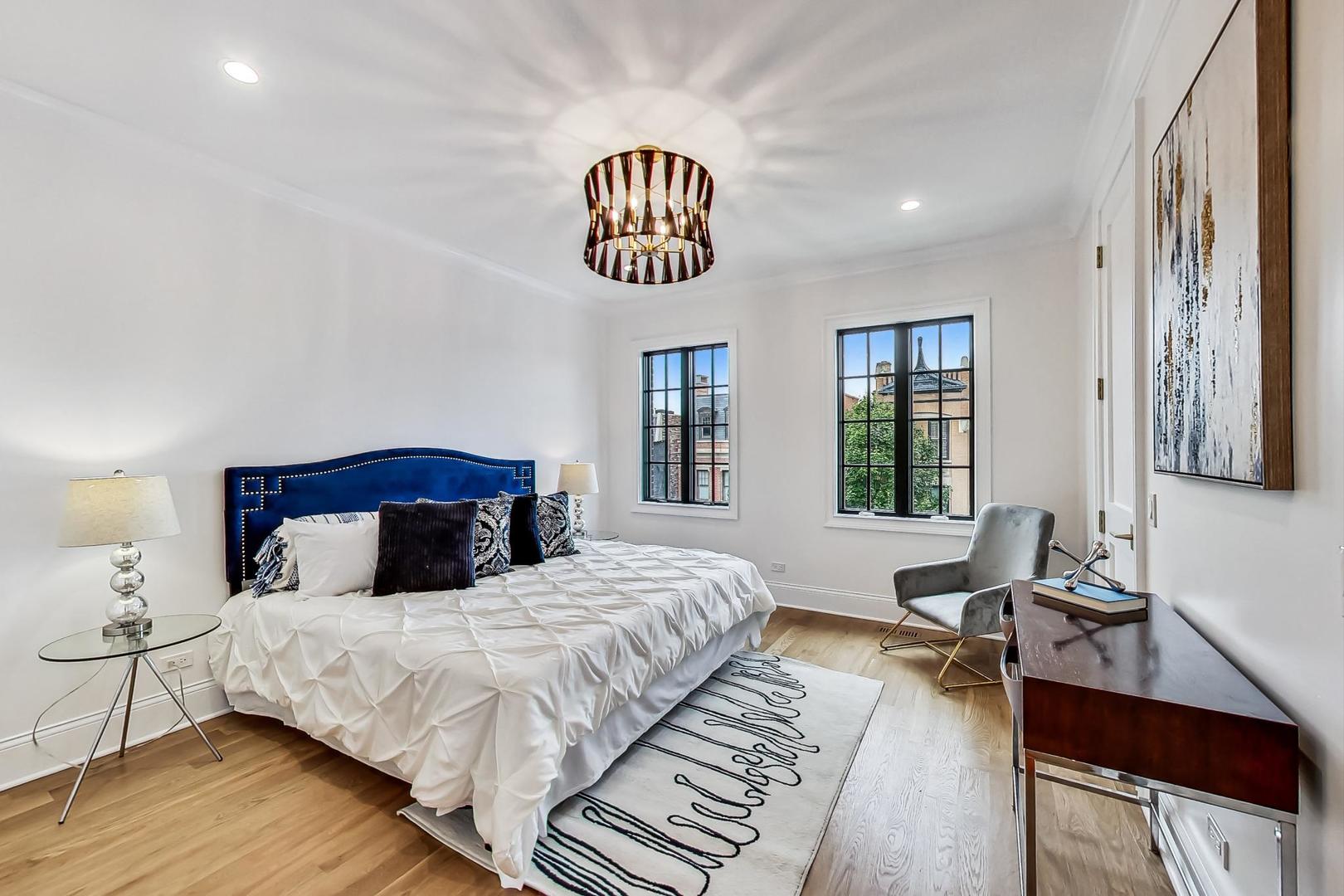 2049 N Clifton Avenue Unit: 2