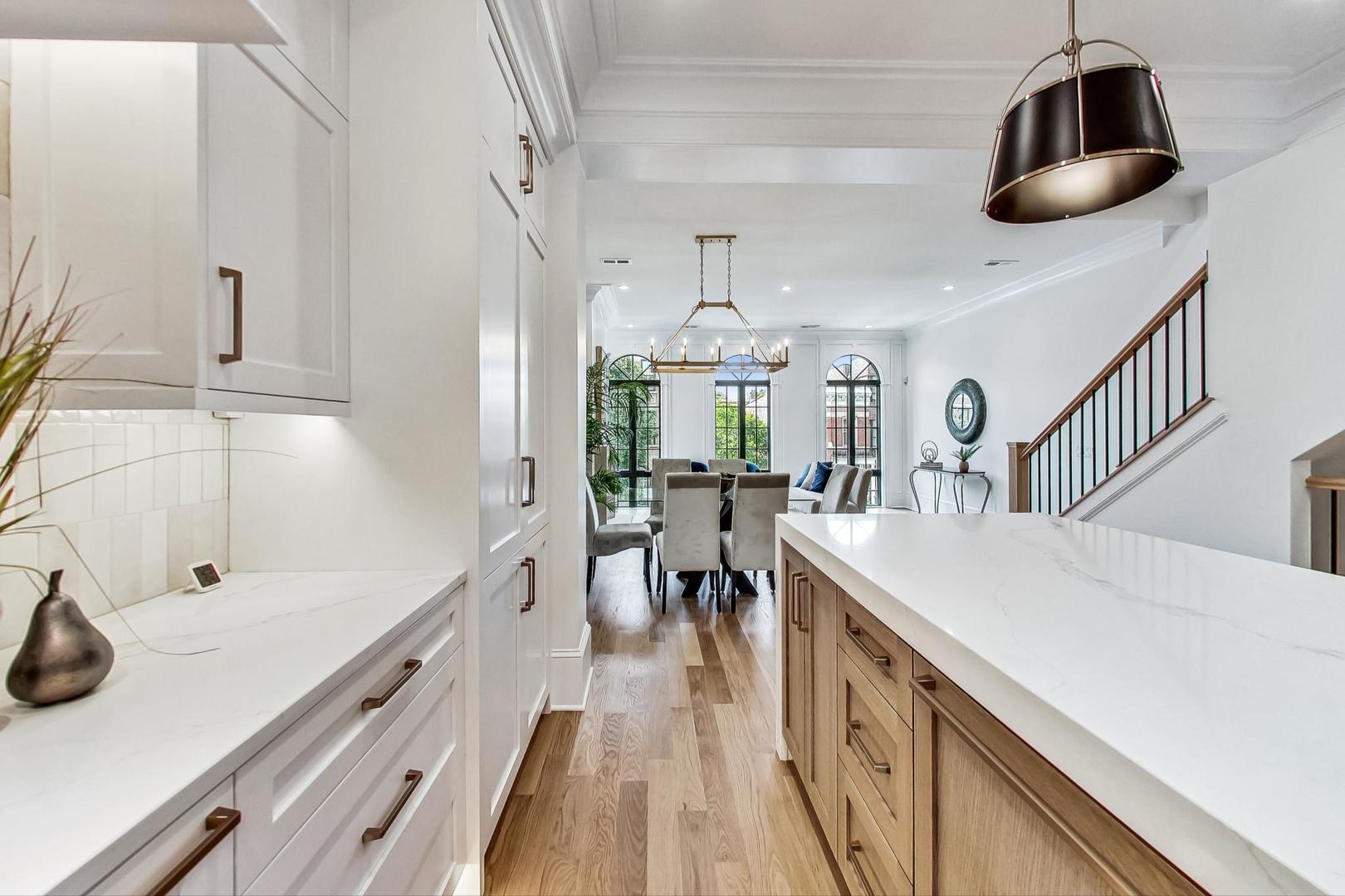 2049 N Clifton Avenue Unit: 2