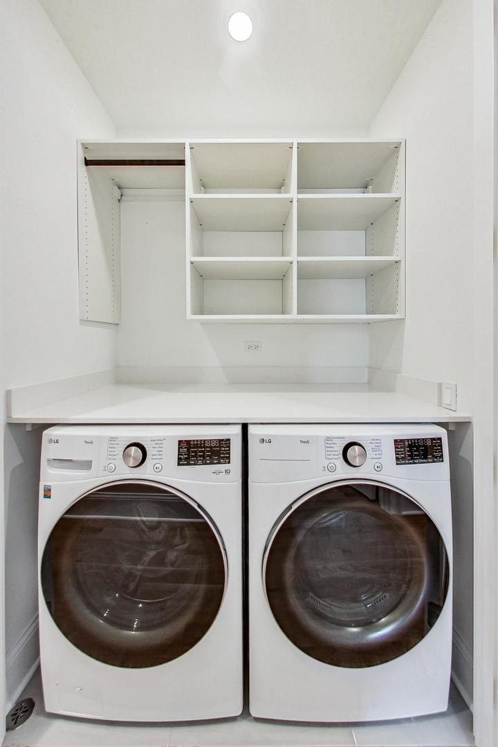 2049 N Clifton Avenue Unit: 2