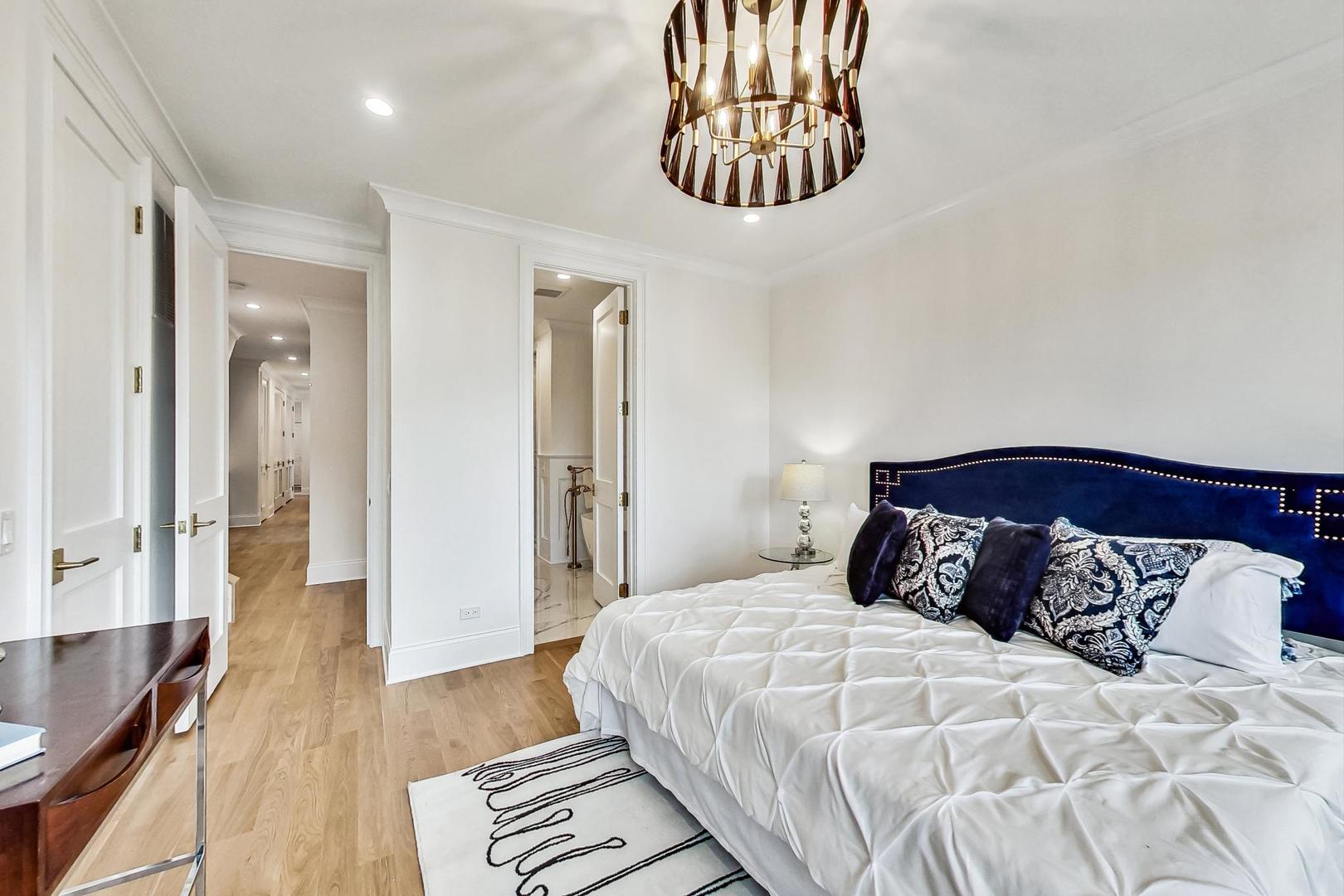 2049 N Clifton Avenue Unit: 2