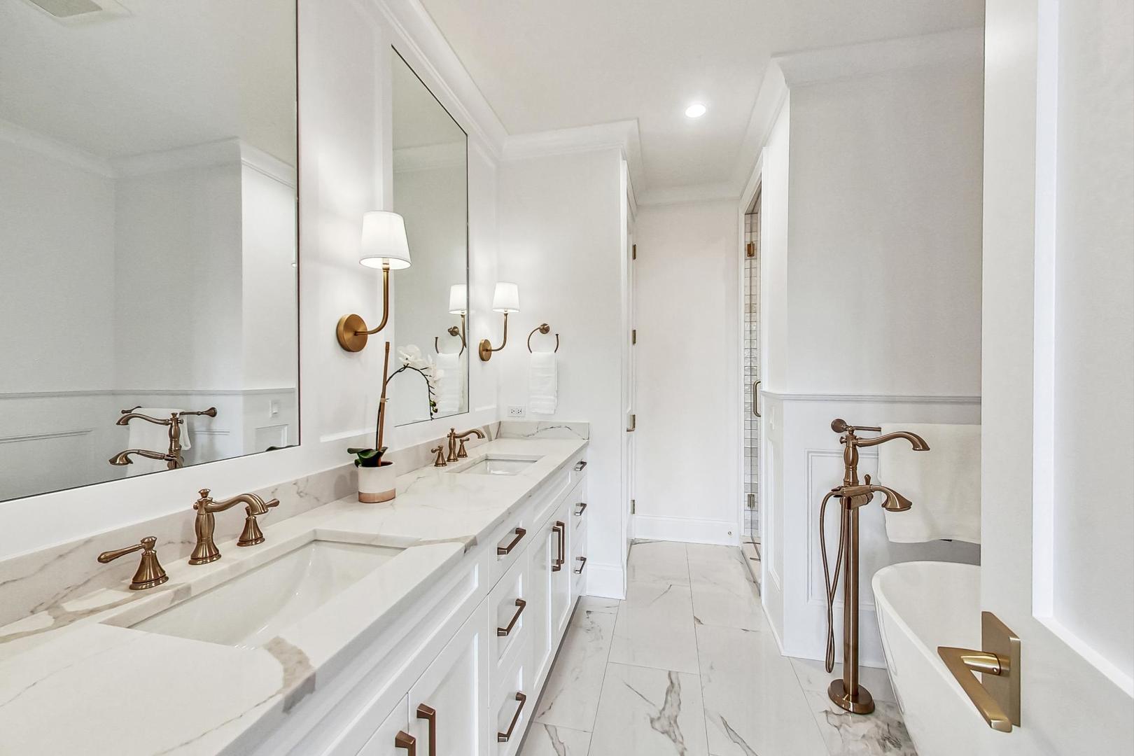 2049 N Clifton Avenue Unit: 2
