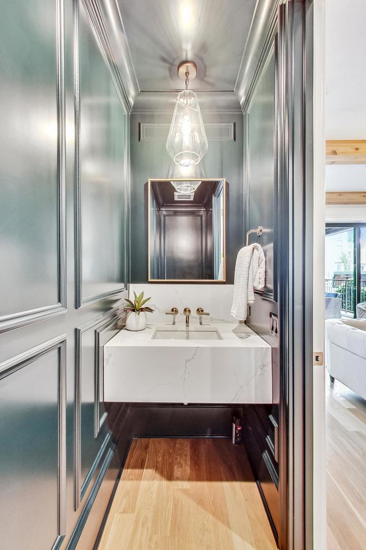 2049 N Clifton Avenue Unit: 2