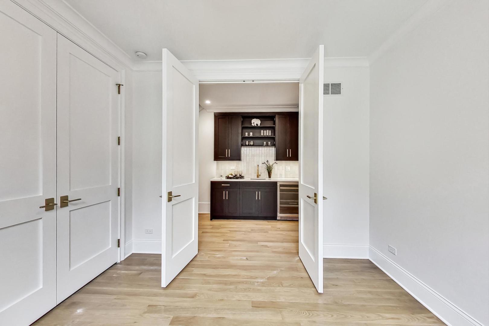 2049 N Clifton Avenue Unit: 2