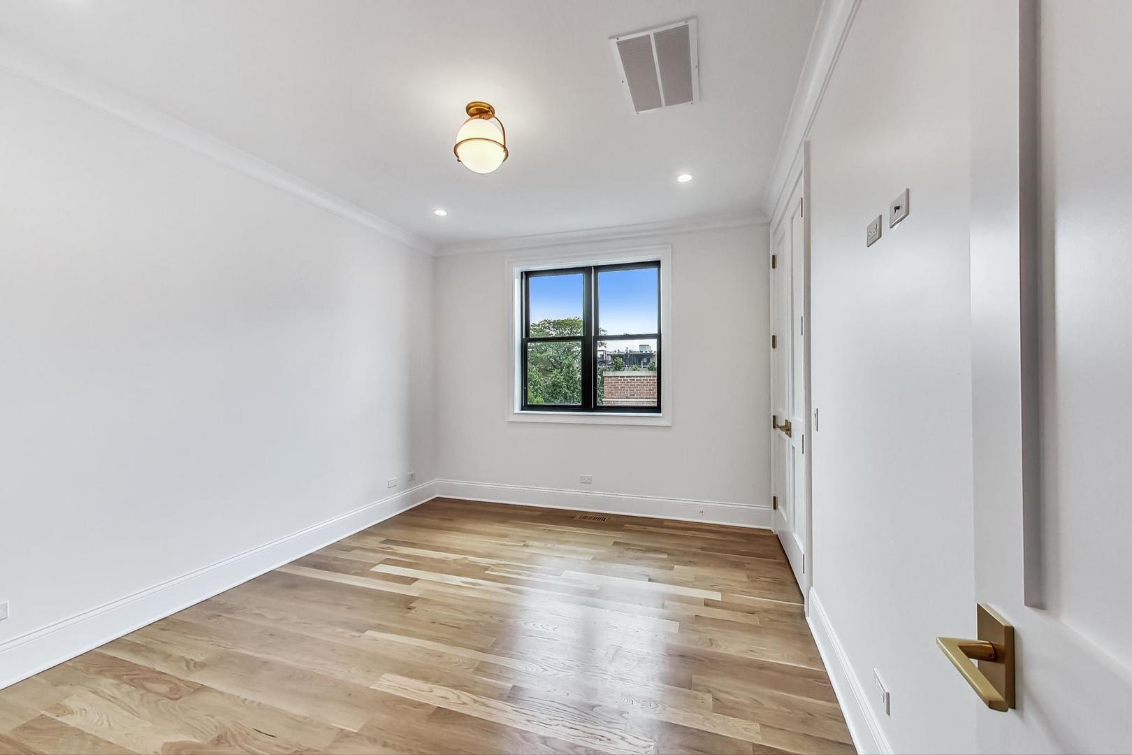 2049 N Clifton Avenue Unit: 2