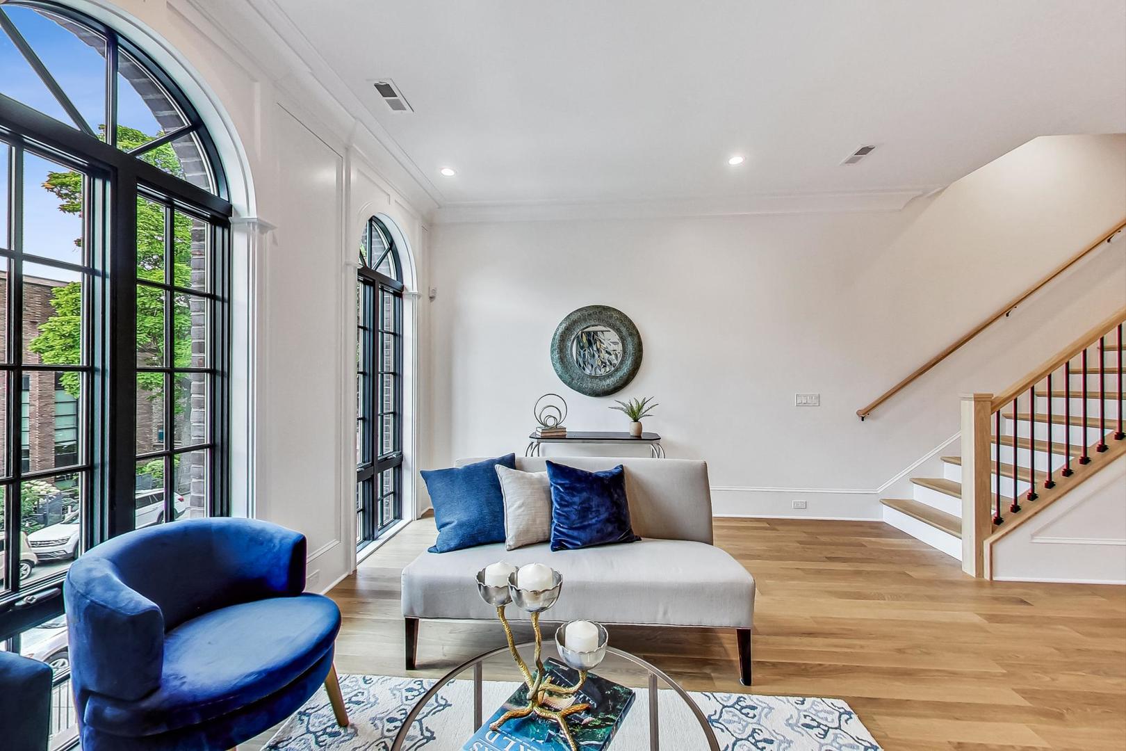 2049 N Clifton Avenue Unit: 2