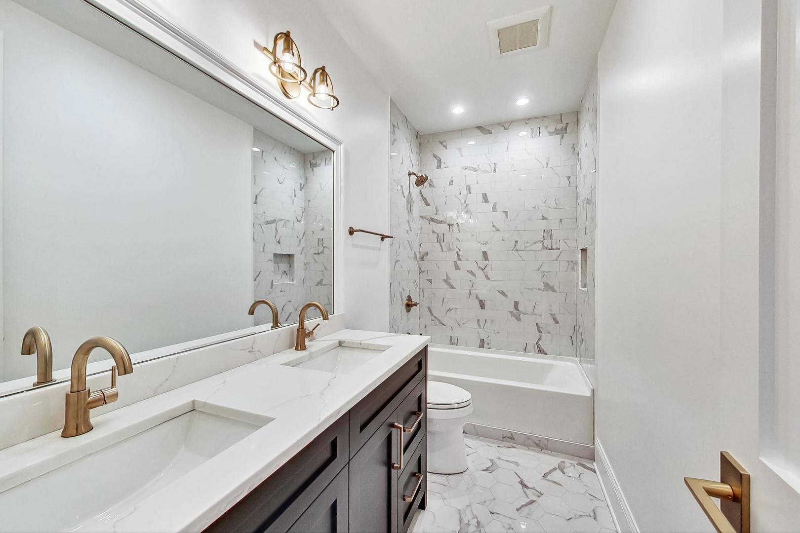 2049 N Clifton Avenue Unit: 2