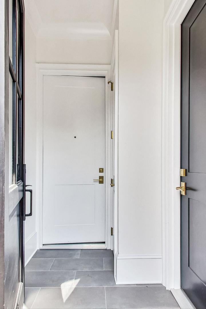 2049 N Clifton Avenue Unit: 2