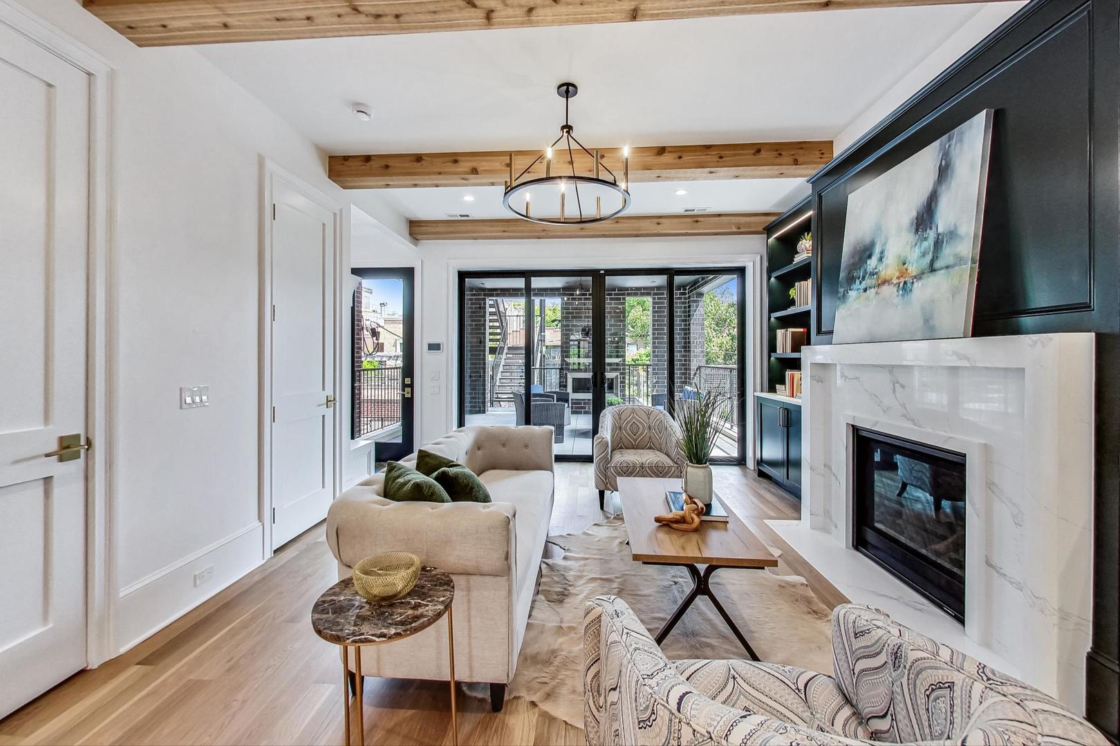 2049 N Clifton Avenue Unit: 2