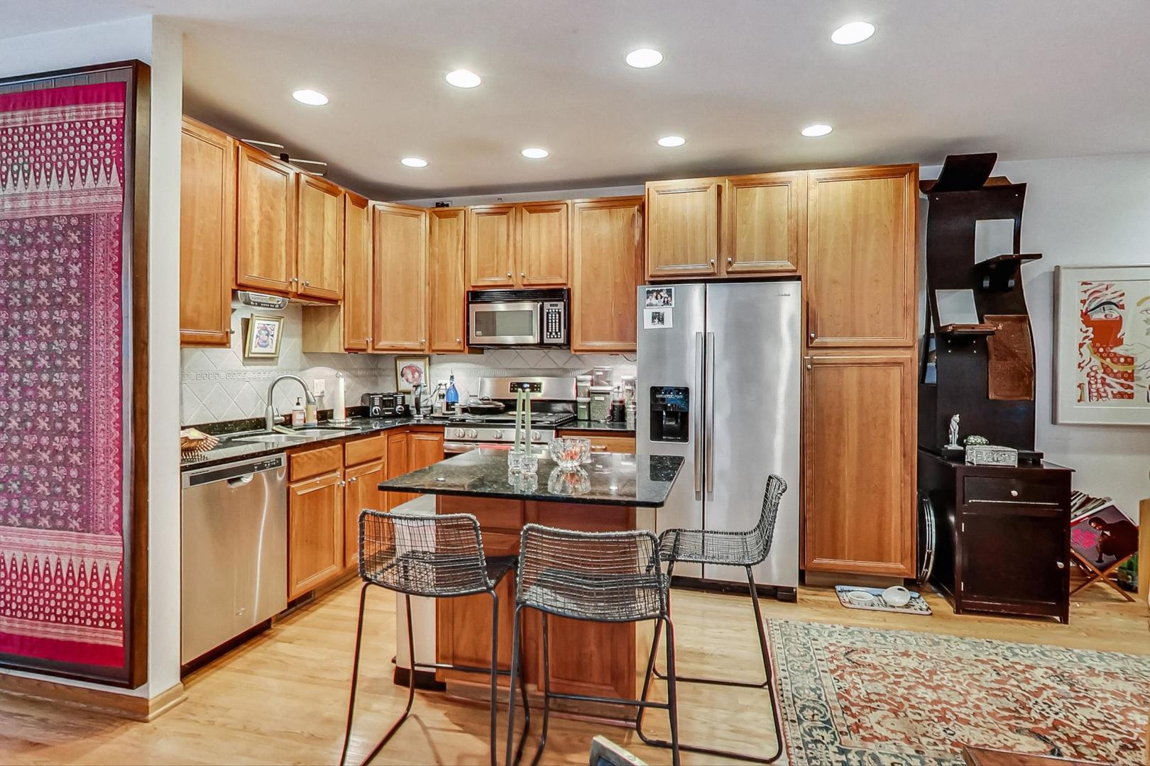 917 W Lakeside Place Unit: 1W