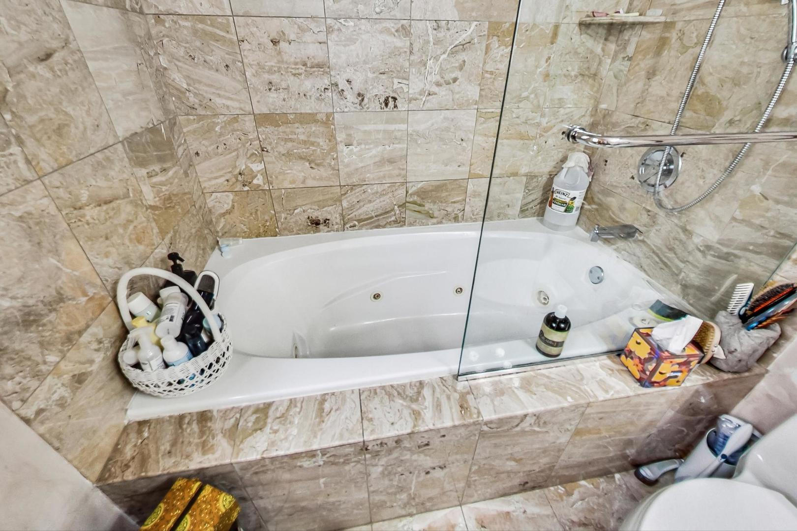 917 W Lakeside Place Unit: 1W