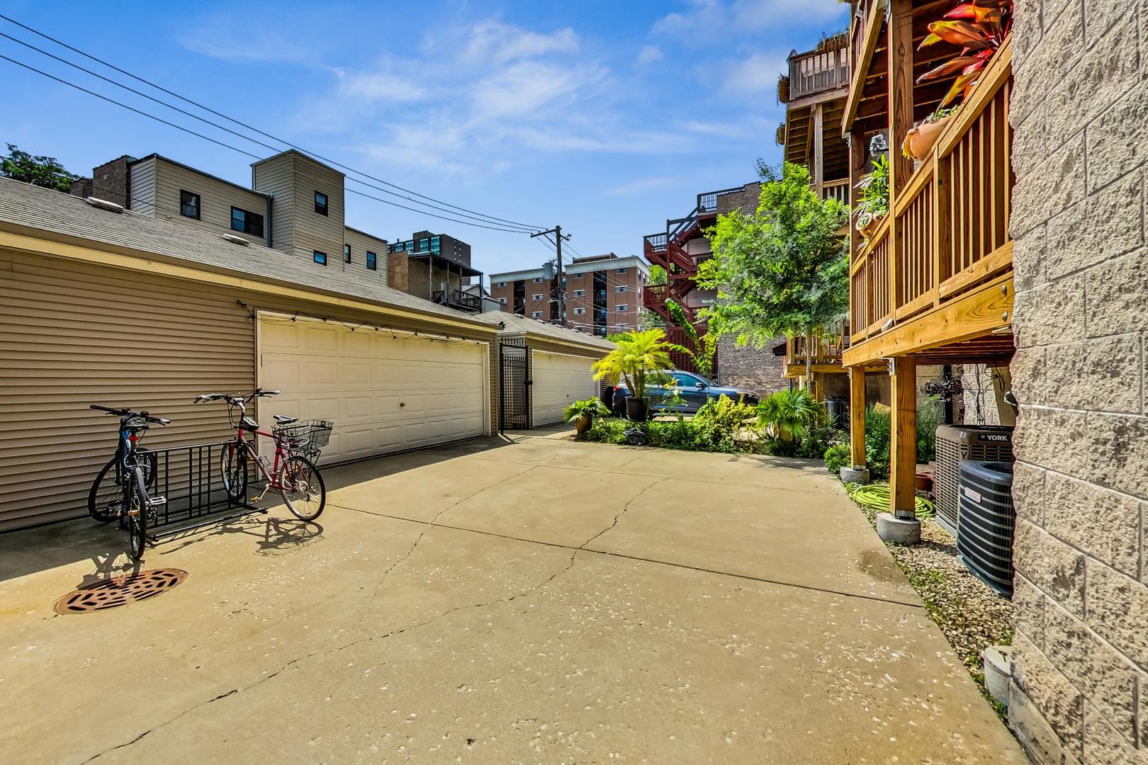 917 W Lakeside Place Unit: 1W