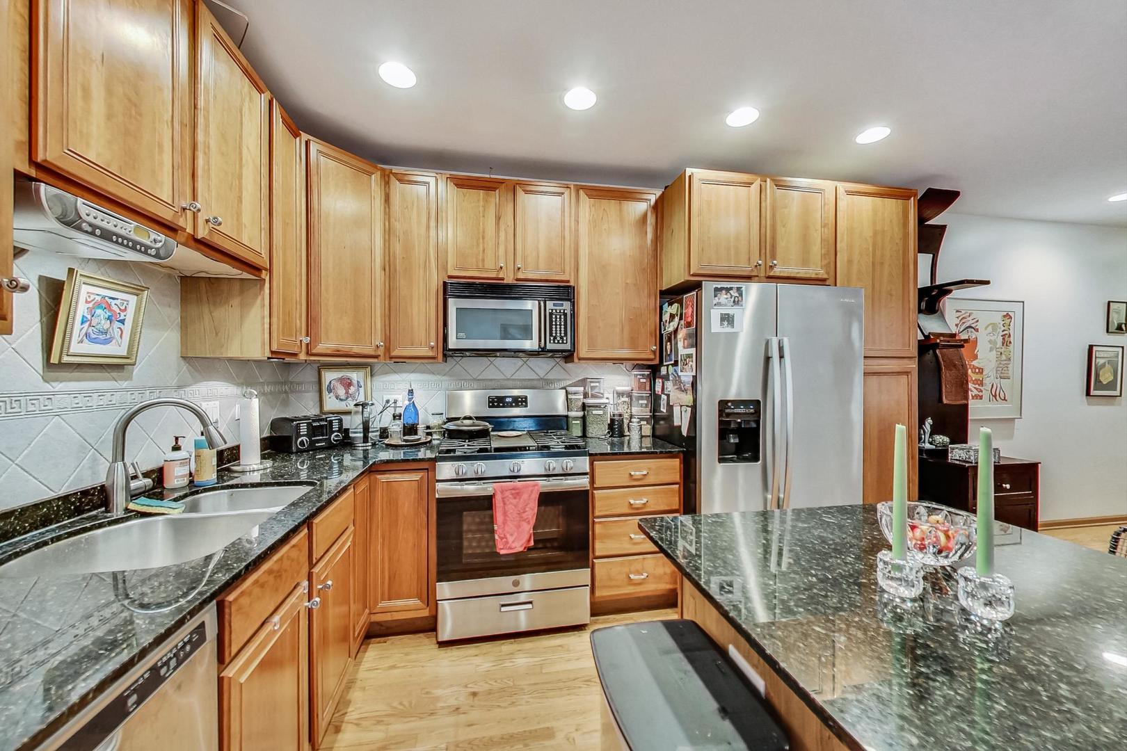 917 W Lakeside Place Unit: 1W