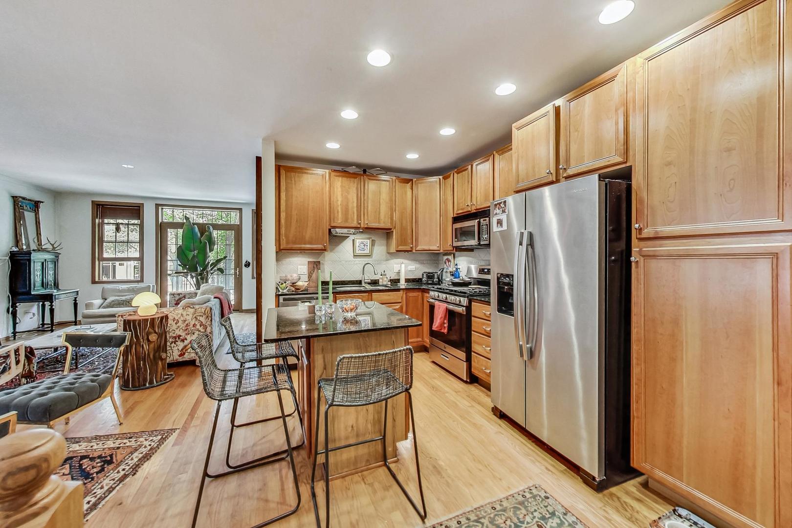917 W Lakeside Place Unit: 1W