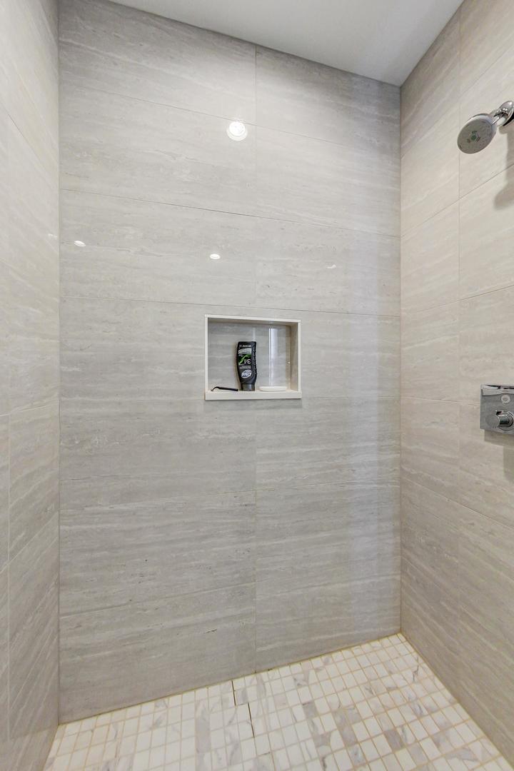 5442 N Western Avenue Unit: 3A