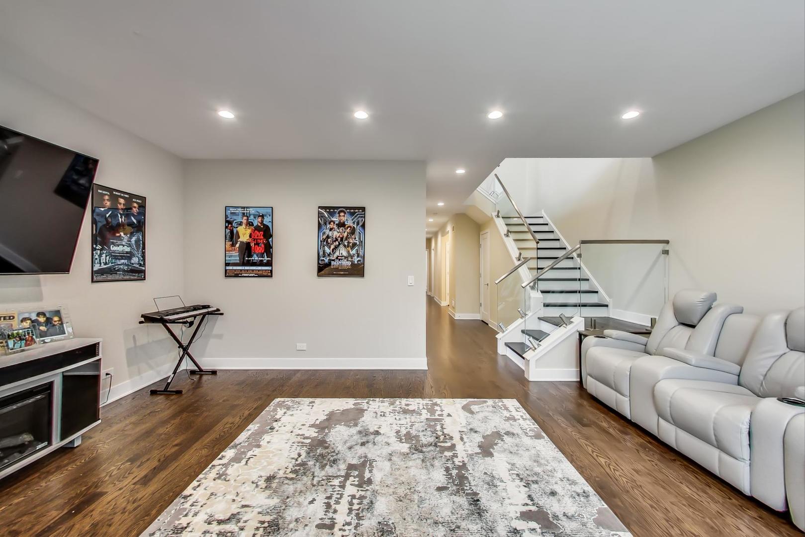 5442 N Western Avenue Unit: 3A