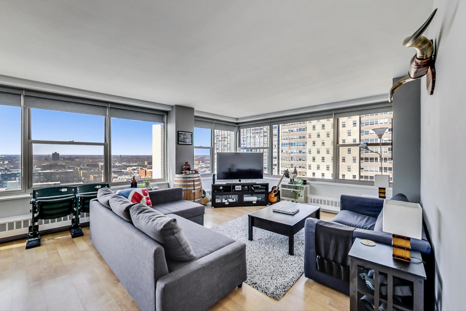 3900 N Lake Shore Drive Unit: 19F