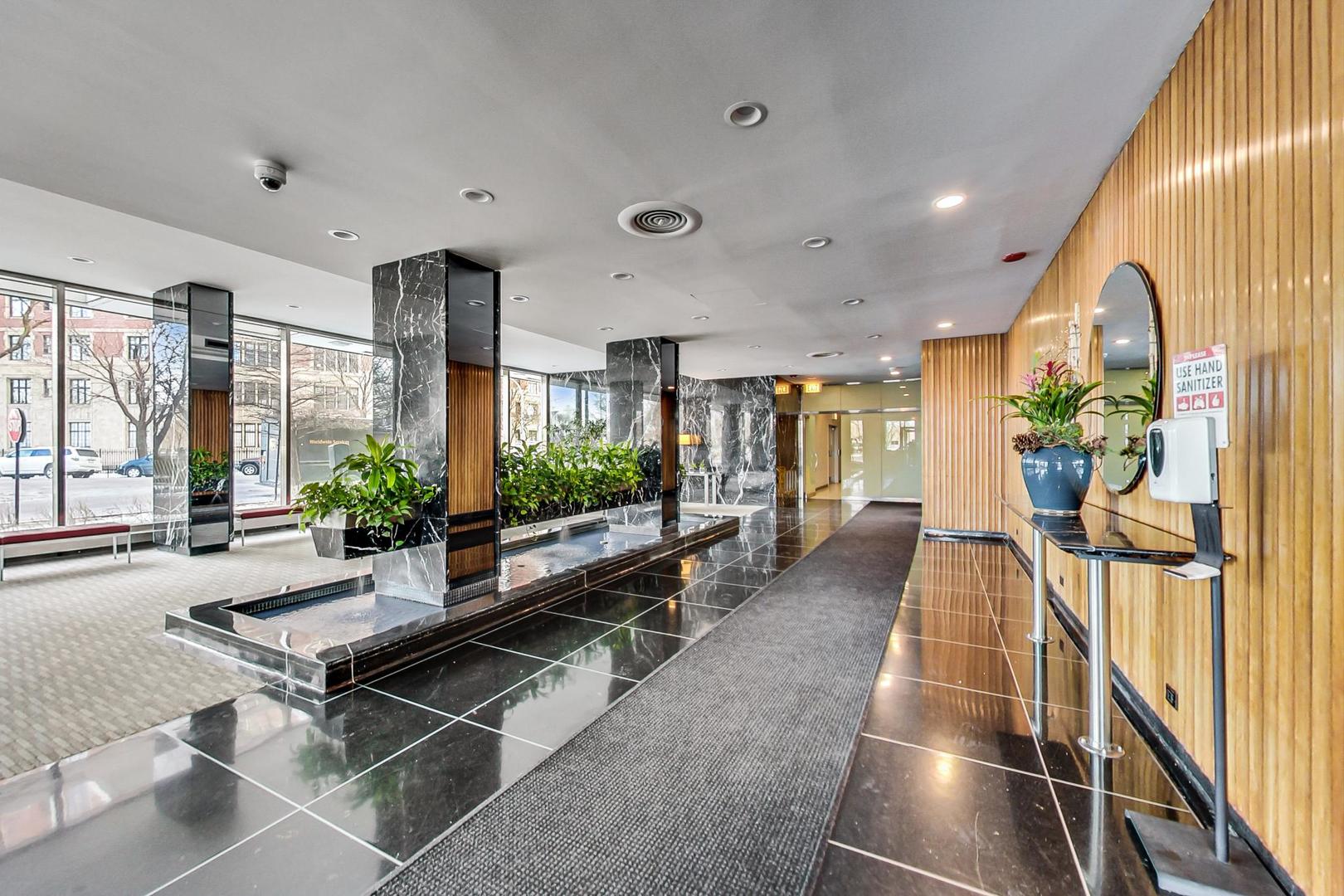 3900 N Lake Shore Drive Unit: 19F