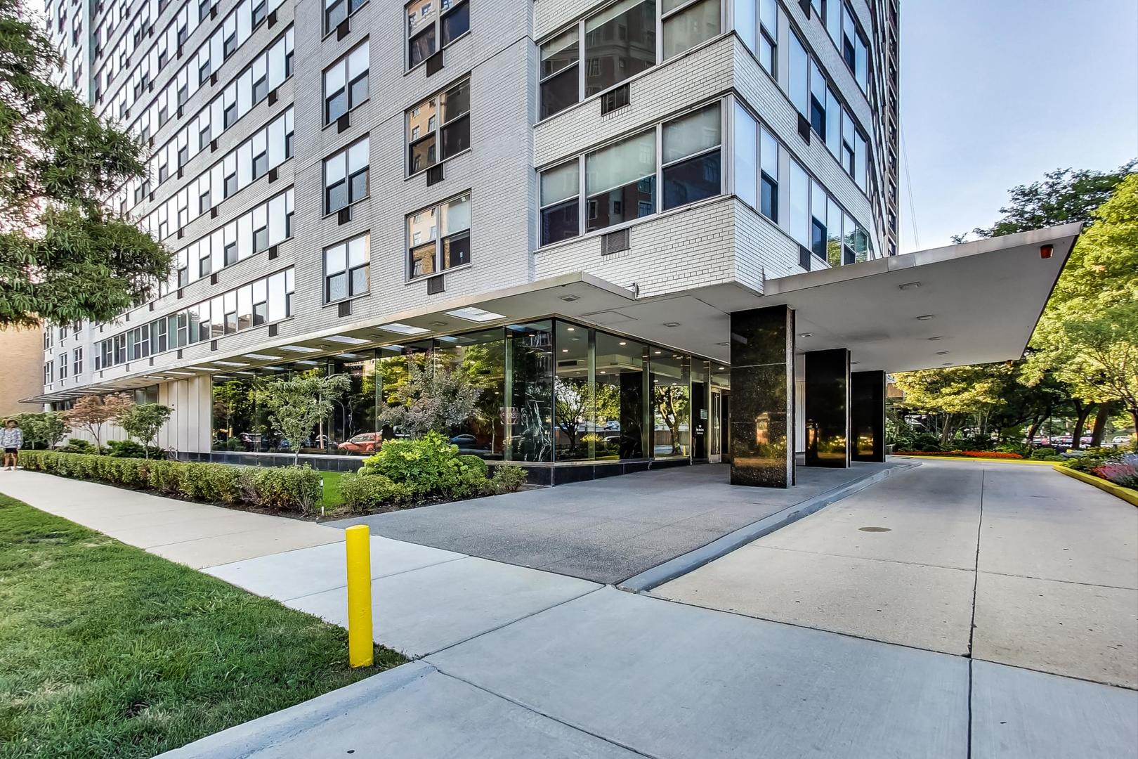3900 N Lake Shore Drive Unit: 19F