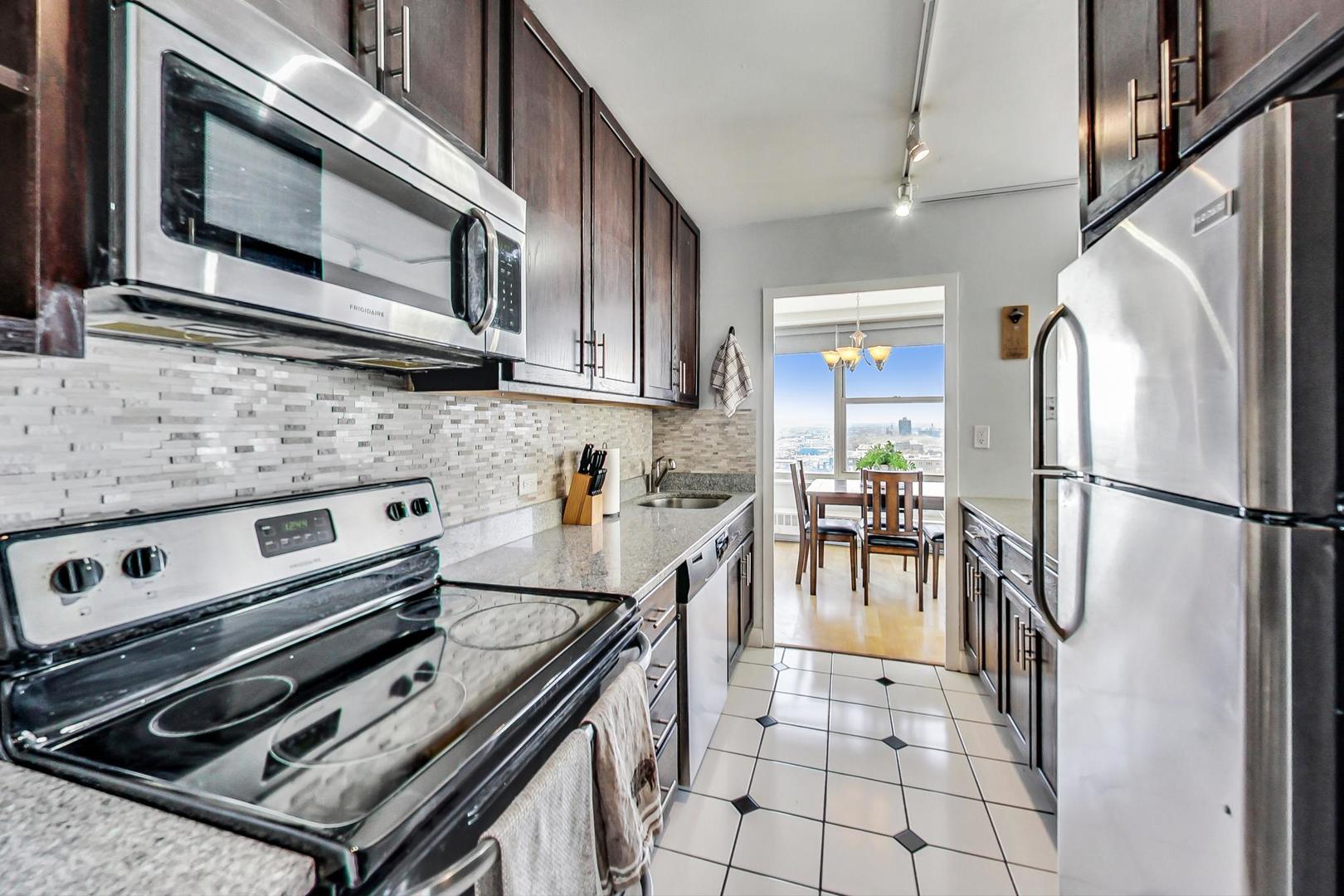 3900 N Lake Shore Drive Unit: 19F