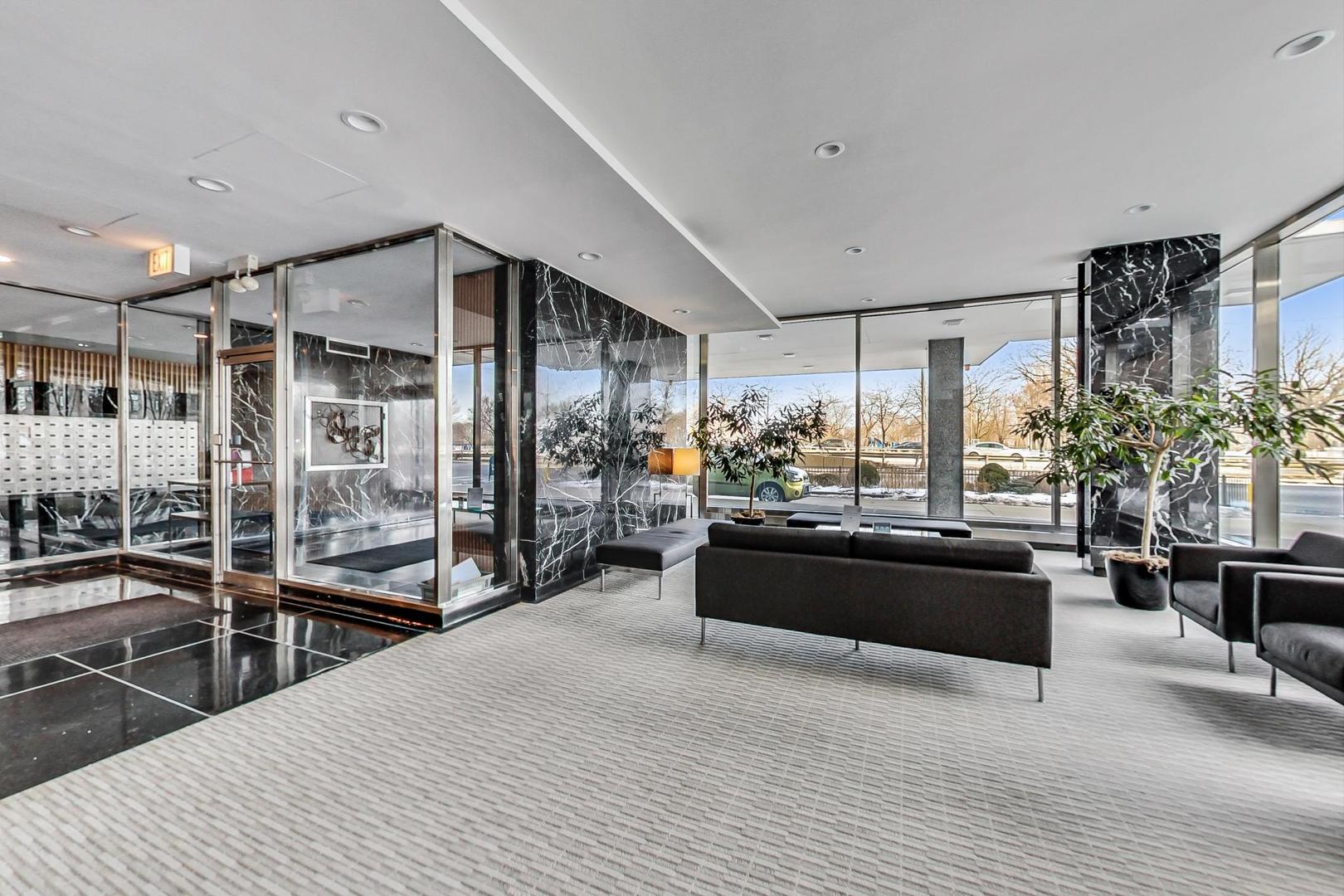 3900 N Lake Shore Drive Unit: 19F