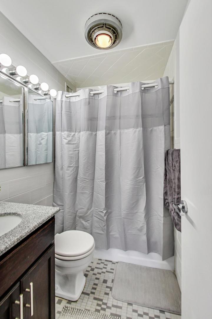 3900 N Lake Shore Drive Unit: 19F