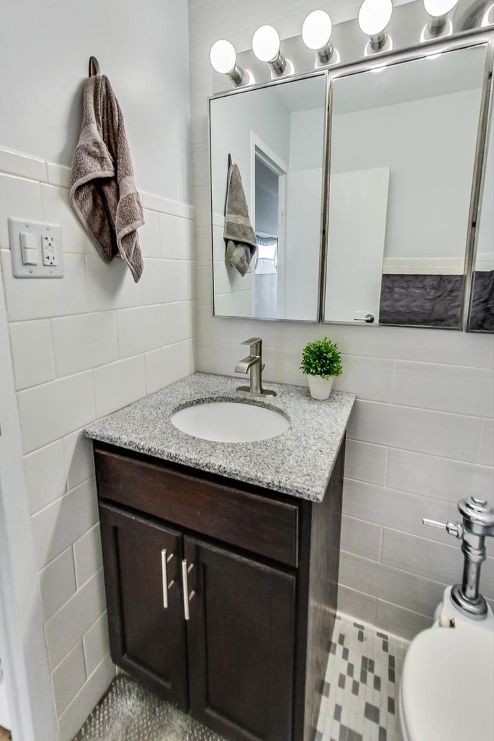 3900 N Lake Shore Drive Unit: 19F