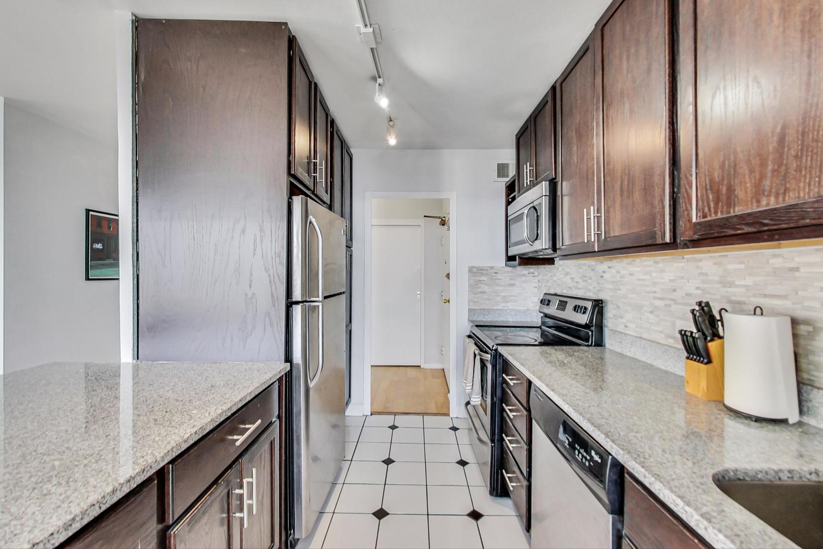 3900 N Lake Shore Drive Unit: 19F