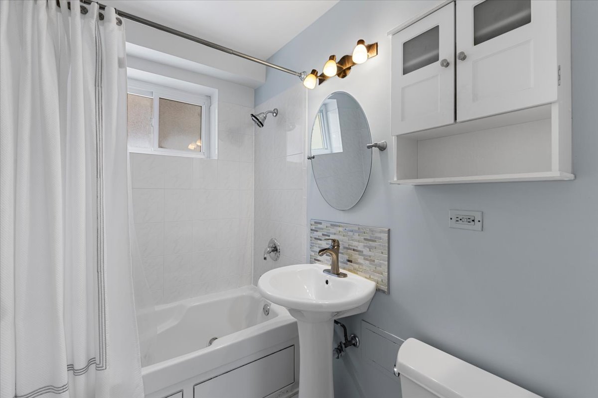 7435 N Ridge Boulevard Unit: GB