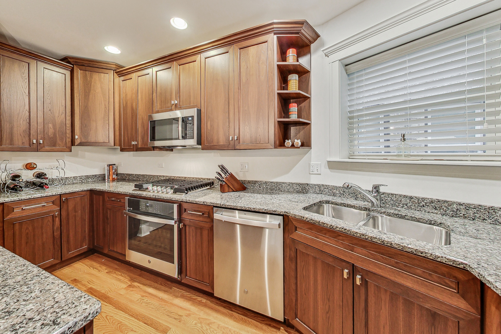 1725 W BRYN MAWR Avenue Unit: 1