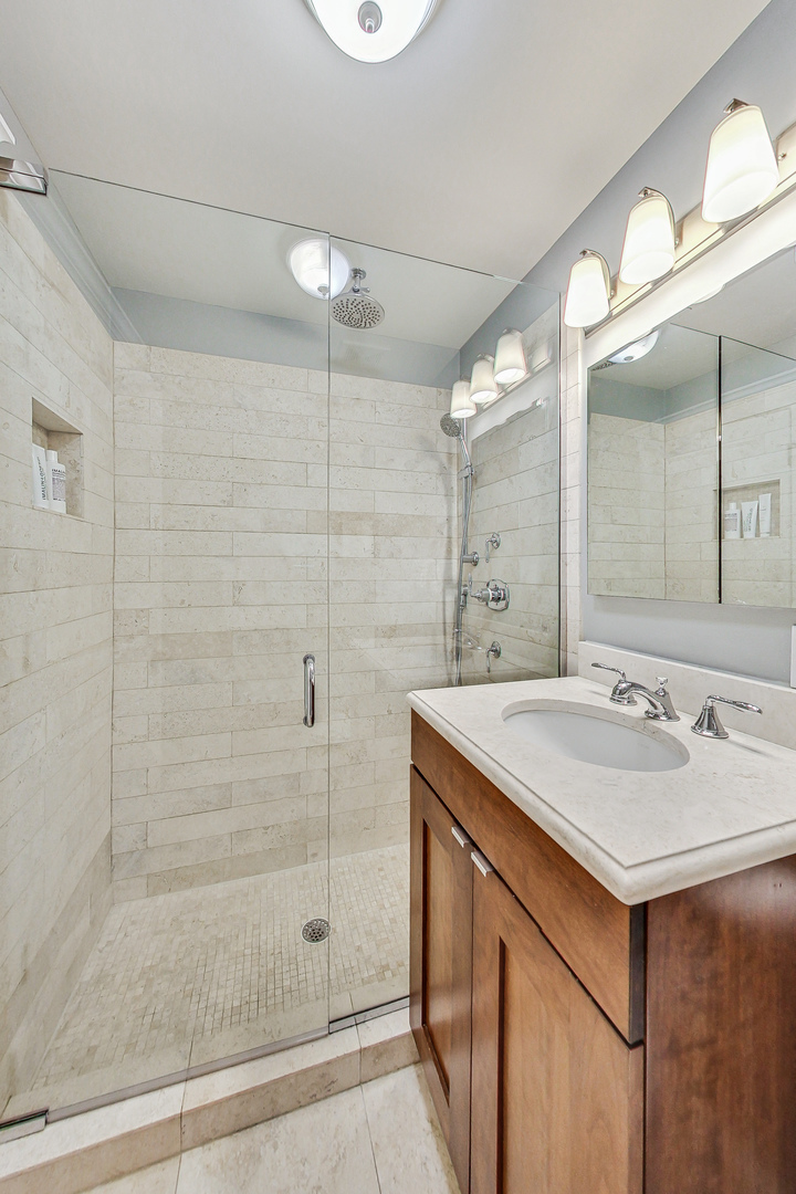 1725 W BRYN MAWR Avenue Unit: 1