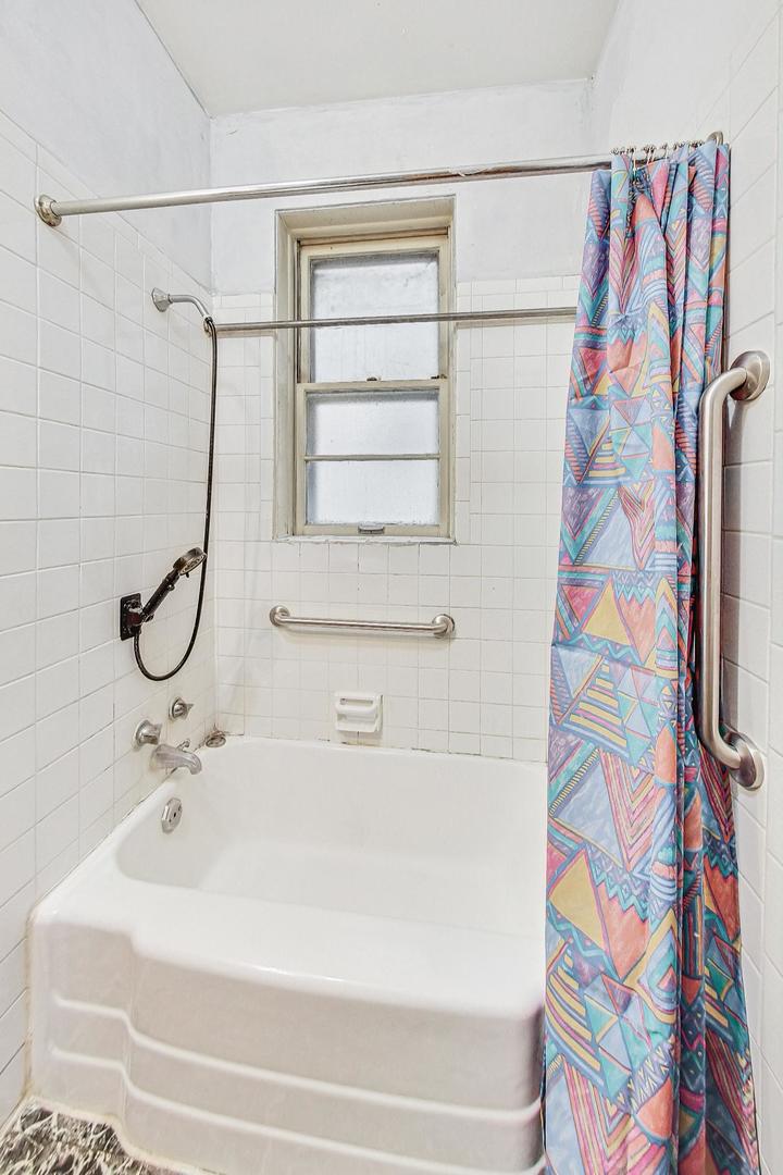 1637 W Chase Avenue Unit: 1E