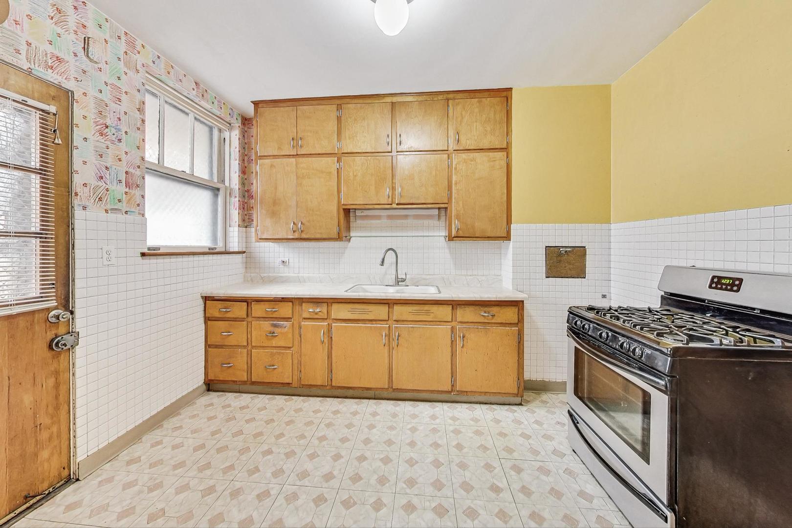 1637 W Chase Avenue Unit: 1E