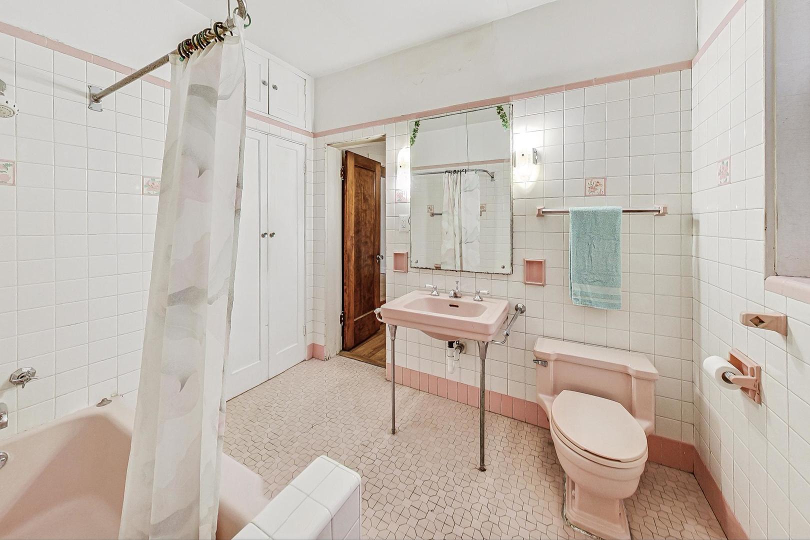 1637 W Chase Avenue Unit: 1E