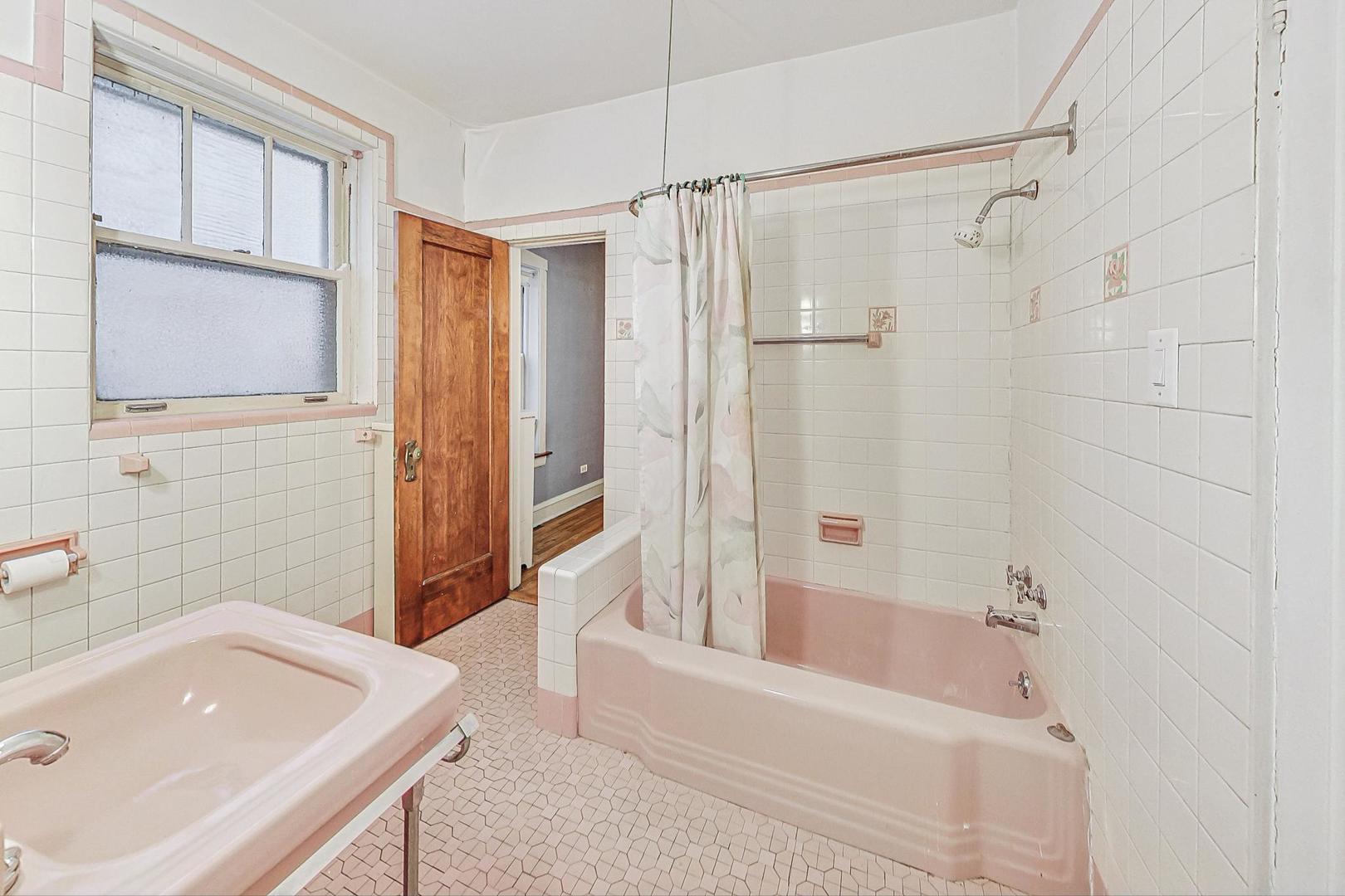 1637 W Chase Avenue Unit: 1E