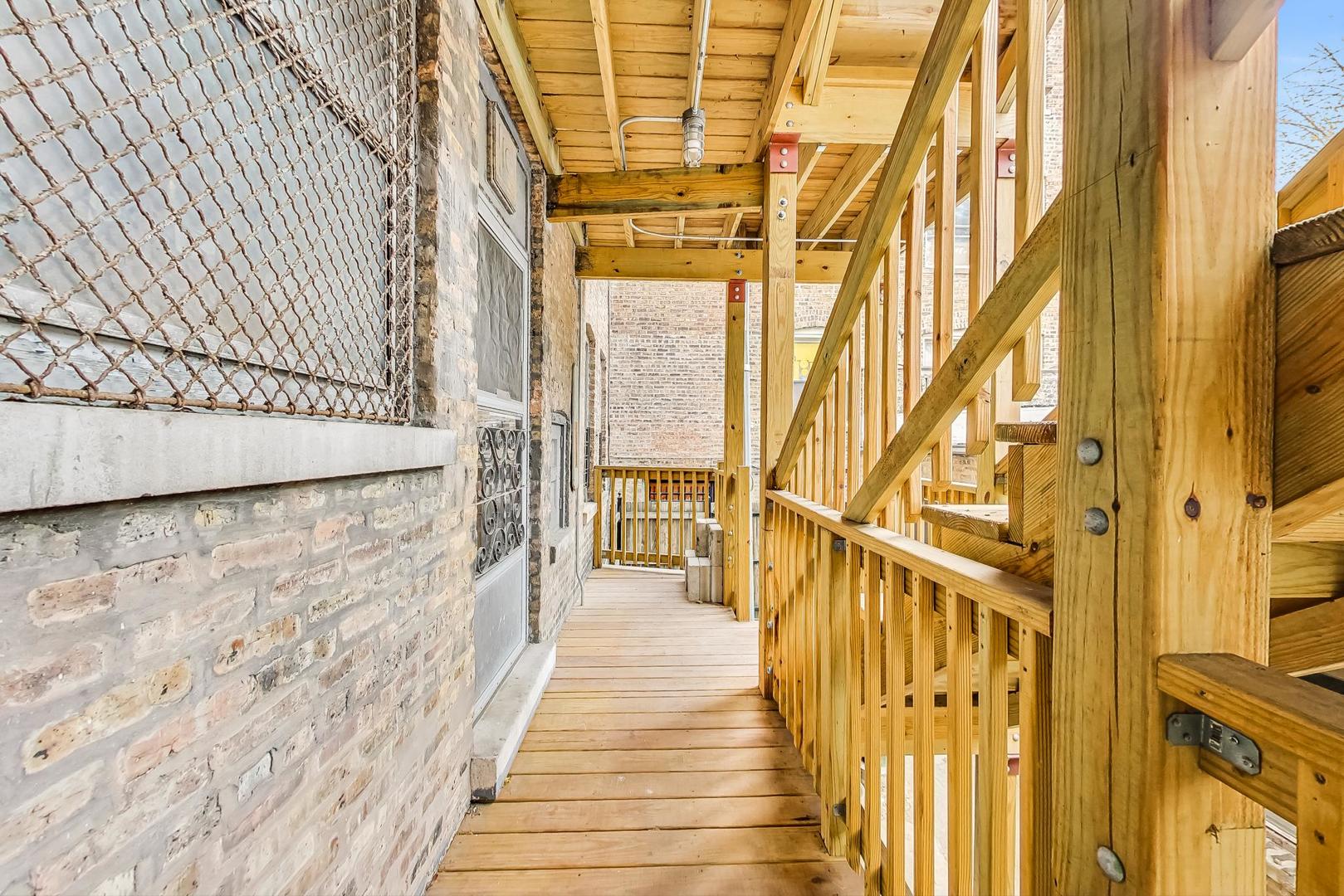 1637 W Chase Avenue Unit: 1E