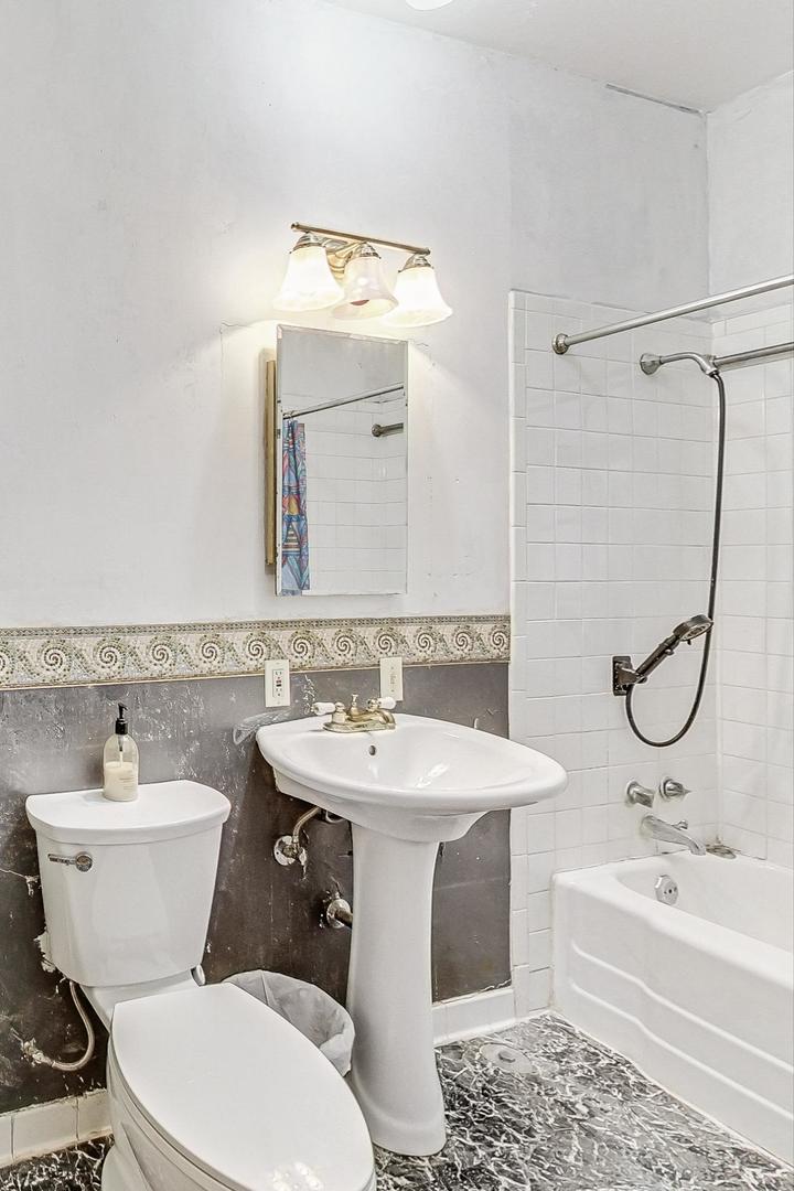 1637 W Chase Avenue Unit: 1E