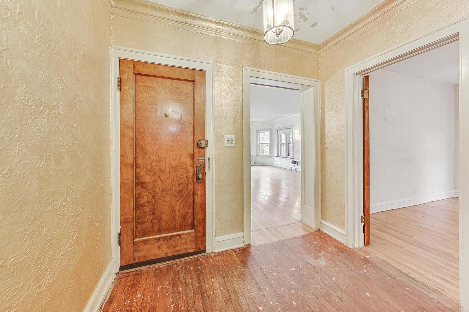 1637 W Chase Avenue Unit: 1E