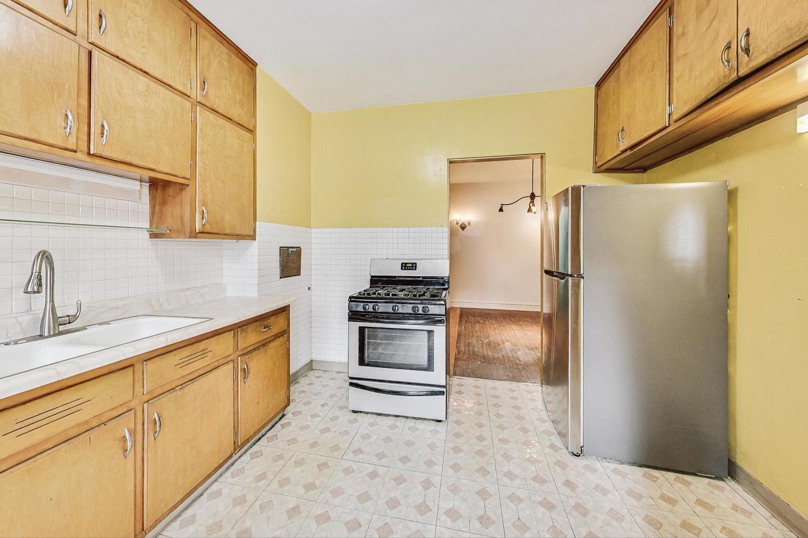 1637 W Chase Avenue Unit: 1E