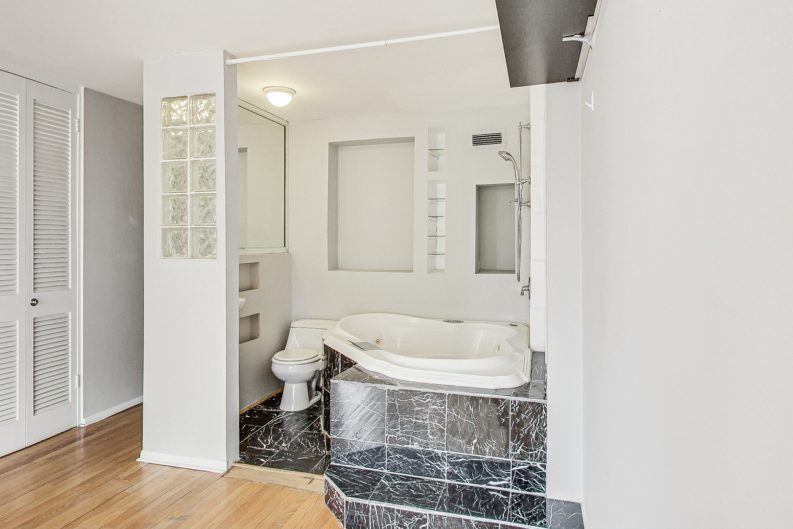 1000 N LAKE SHORE Drive Unit: 305