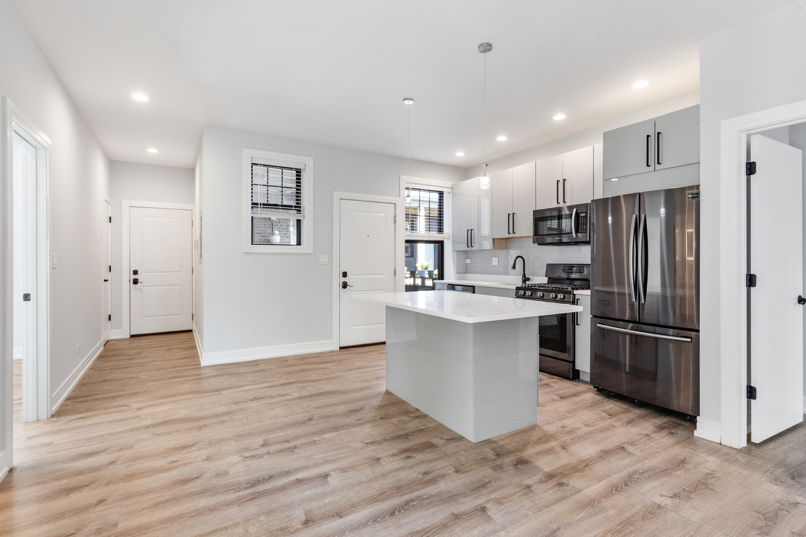 1062 W Glenlake Avenue Unit: 3