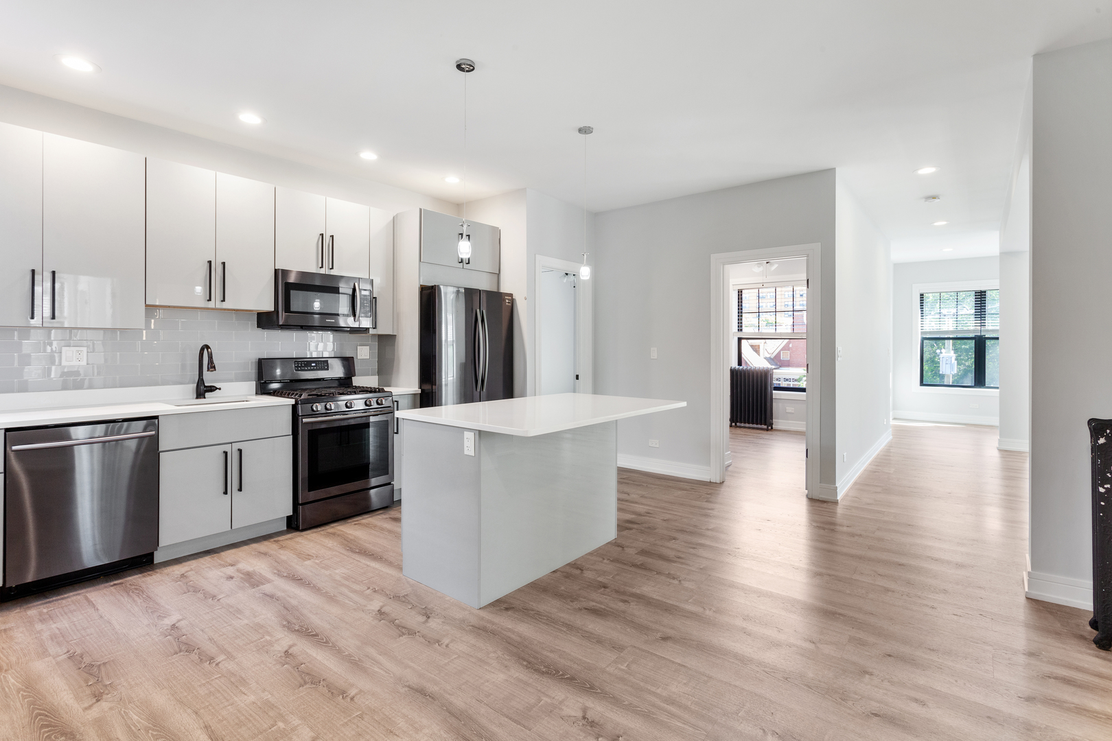 1062 W Glenlake Avenue Unit: 3