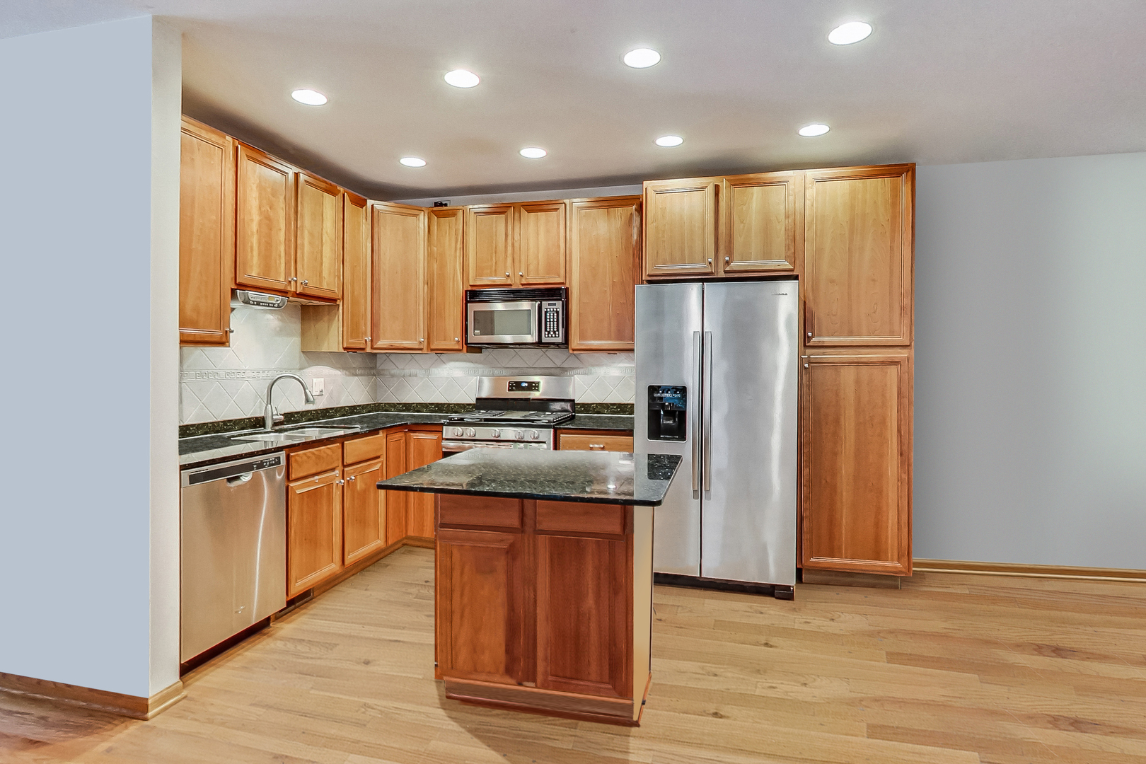 917 W Lakeside Place Unit: 1W