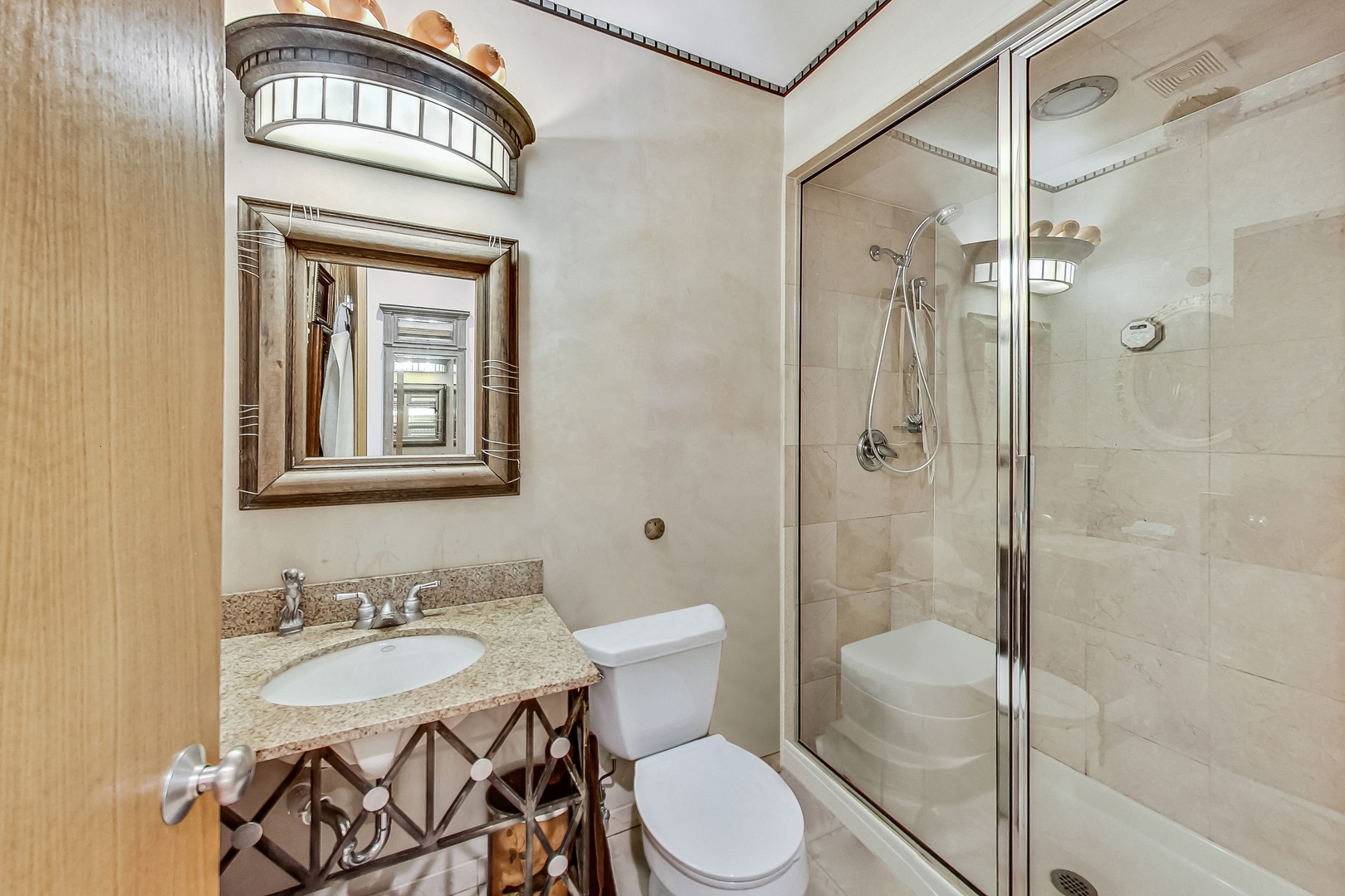917 W Lakeside Place Unit: 1W
