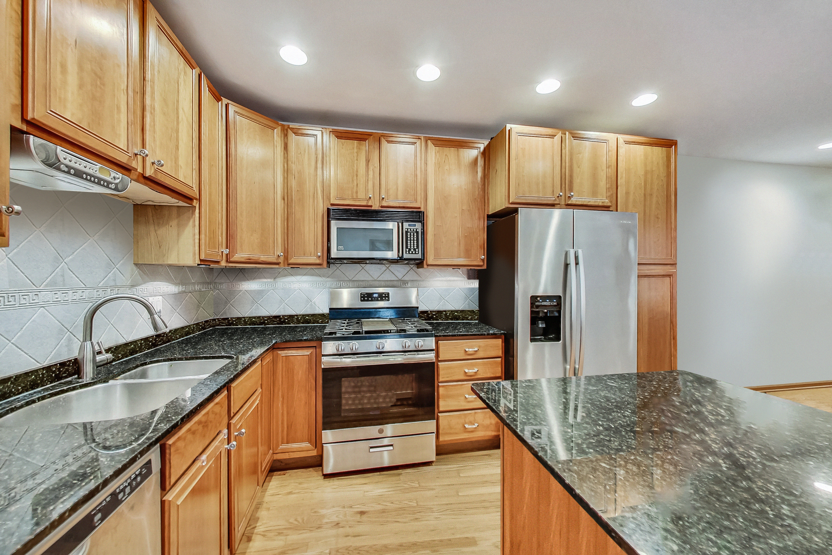 917 W Lakeside Place Unit: 1W